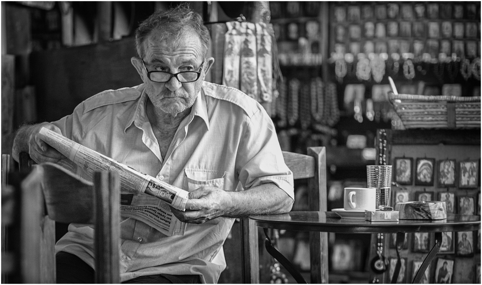 lidé, bílý, Černá, černobílý, portrét, okno, ulice, brýle, sedící, fotografování, Nikon, bar, život, Osoba, Noir, Pauza, úhel, Kréta, 50mm, tělesné, muž, černoch, Street View, člověk, pouliční život, materiál, fotografie, kavárna, streetphotography, litovat, upřímný, bianco, nero, blanco, nb, momentka, D700, konverzace, neočekávaný, soutěžit, Heraklion, Černý a bílý, monochromatické fotografování, portrétní fotografie, Film noir, vision care, orgán, anima, Grece, Poem, Emtion, Blnc, human behavior