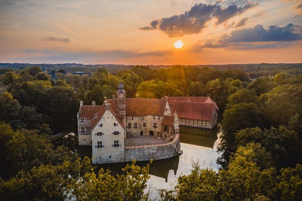 nature,architecture,castle,old building,Vischering castle,lake