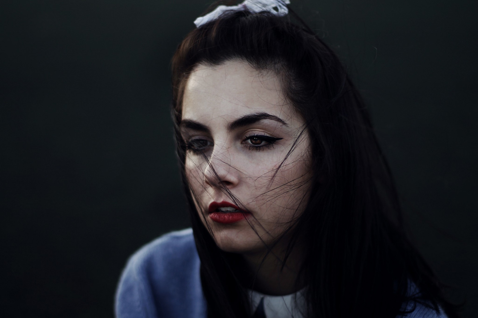 viso, donne, modello, ritratto, brunetta, rossetto rosso, occhi marroni, i capelli in fronte, archi dei capelli, capo, bellezza, occhio, oscurità, fotografia di ritratto, servizio fotografico, personaggio fittizio