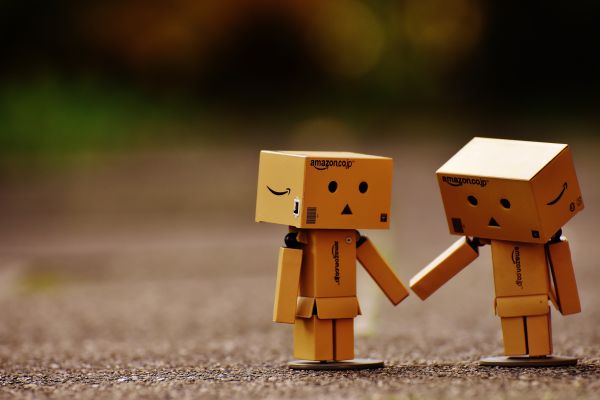 Danbo,cardboard man,couple,walk