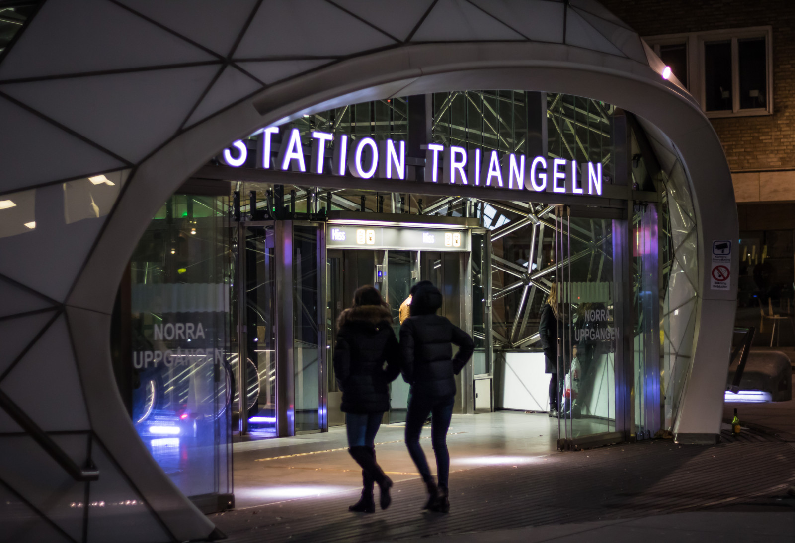 Nacht-, Infrastruktur, Bahnhof, Bahnhof, Triangeln, Malmo, T gstation, Gatufoto, Nightphotography, Natt, bei Nacht, Exif Modell canoneos760d, Geocountry, Kamera macht canon, Geocity, Kameramodell canoneos760d, Geostate, Geolocation, Exif machen canon, Exif focallength 50mm, Exif isospeed 800, Exif linse ef50mmf18stm, Exif Blende 18, Strassenfotografie, Nattfotografering, Verkauf, Touristenattraktion, öffentlicher Verkehr