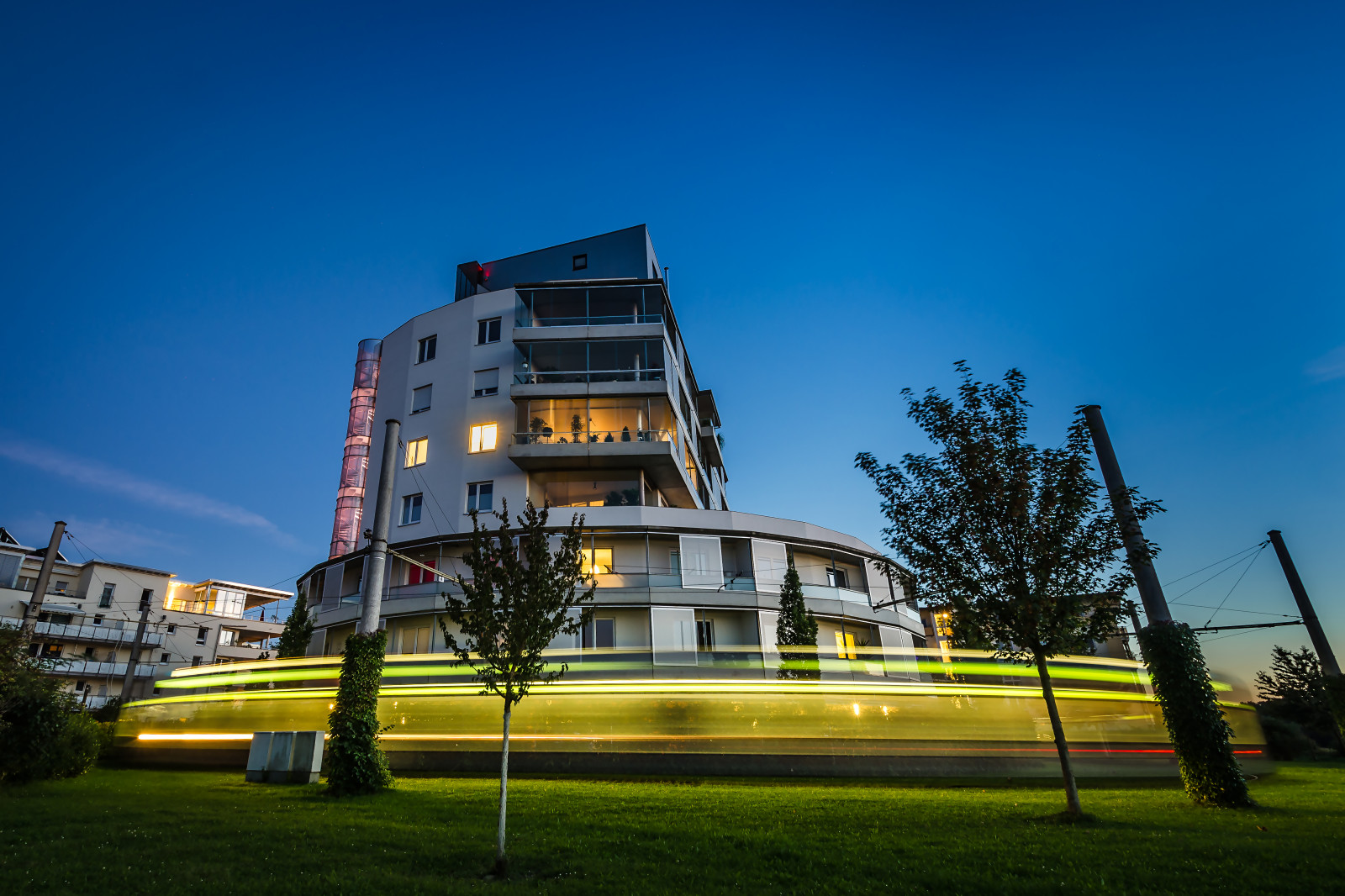 cielo, architettura, Zona residenziale, costruzione, area metropolitana, uso misto, pianta, città, casa, immobiliare, condominio, riflessione, casa, albero, erba, tenuta, sede centrale, facciata, palazzone, sera, metropoli, paesaggio, appartamento