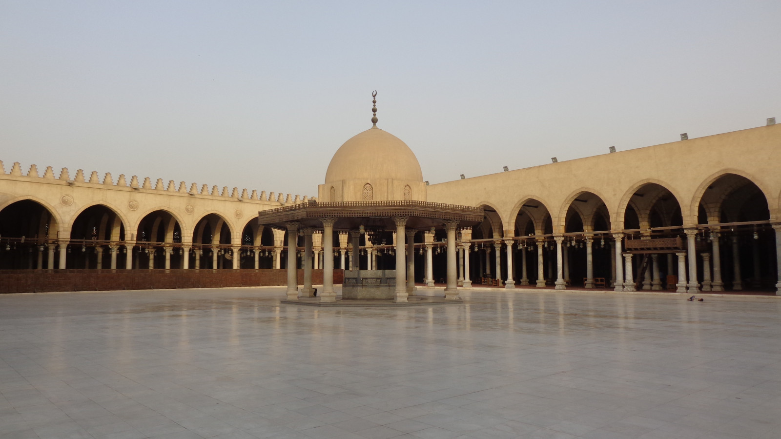 architektura, starověký, budova, nebe, symetrie, mešita, dějiny, sloupec, Afrika, oblouk, Egypt, kupole, Káhira, mauzoleum, oblouky, cestovat, Běda, cestování, sloupce, islámský, dávná historie, historické místo, místo uctívání, nádvoří, mešita, amr, Ibn, Mosqueofamribnalas, Fustat, khanqah, caravanserai