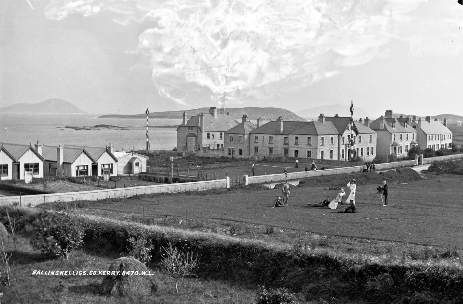 Robertfrench, Williamlawrence, Lawrencecollection, Lawrencephotographicstudio, Thelawrencephothotcollection, glassnegative, nationallibraryofireland, Ballinskelligs, Koksování, Irsko, trávník, tenis, kroket, fotograf, stativ, Fotoaparát, skupina, dámy, stožáry, domy, bungalovy, moře, pláž, prozkoumat, Hrabství Kerry, Kabelová stanice, fotografování, Maják, Navigace, Kabel, Telegrafování, Angloamericantelegraphcompany, západní unie, póza