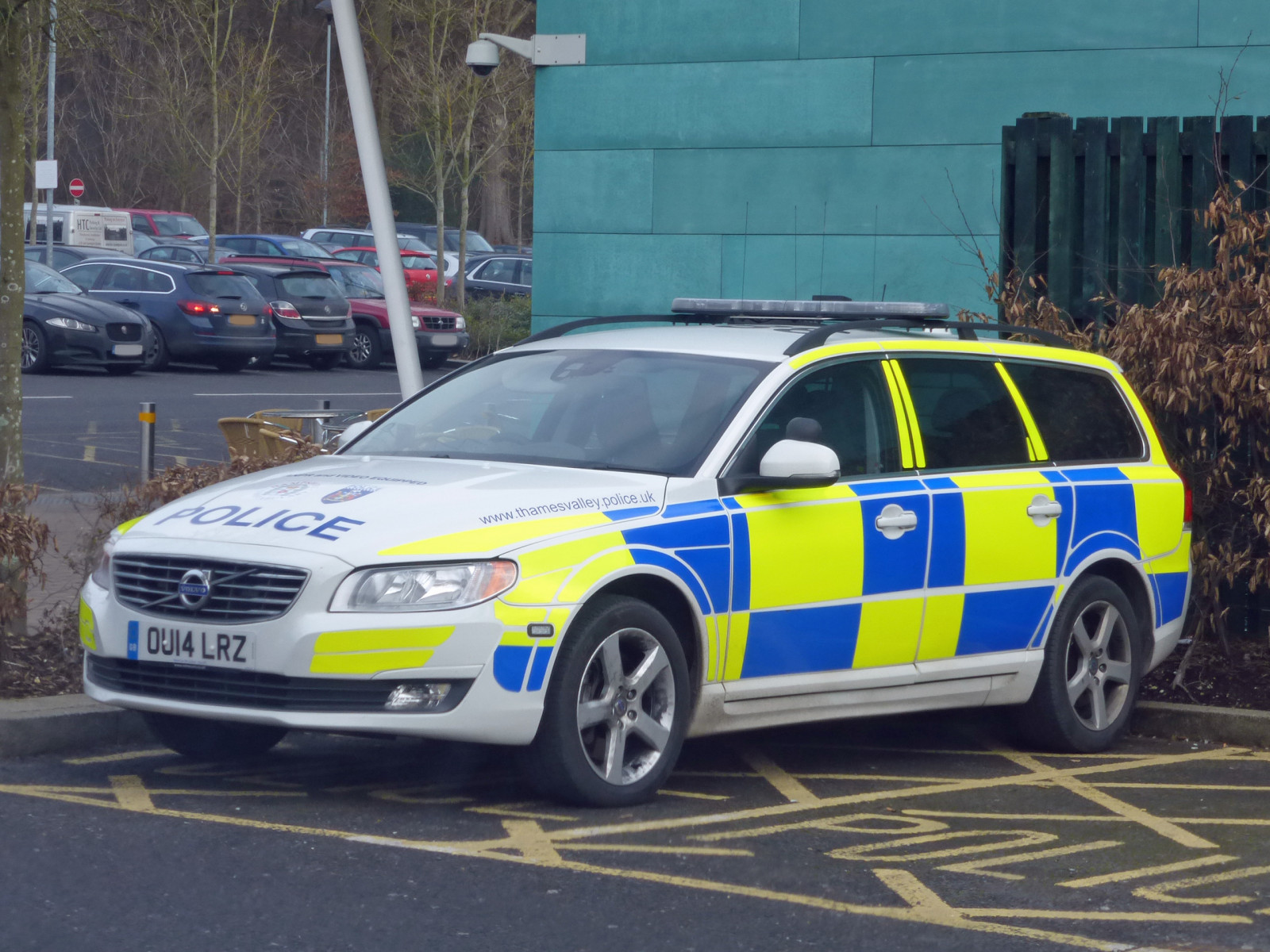 policie, ulice, auto, budova, vozidlo, silnice, technika, údolí, Volvo, doprava, limuzína, infrastruktura, Temže, automobilového designu, policejní auto, rodinný vůz, kompaktní vůz, motorové vozidlo, druh dopravy, profese, výkonné auto, střední velikost auta, státní poznávací značka, služby, policing, vymáhání práva, Beaconsfield, Ou14lrz, transit police