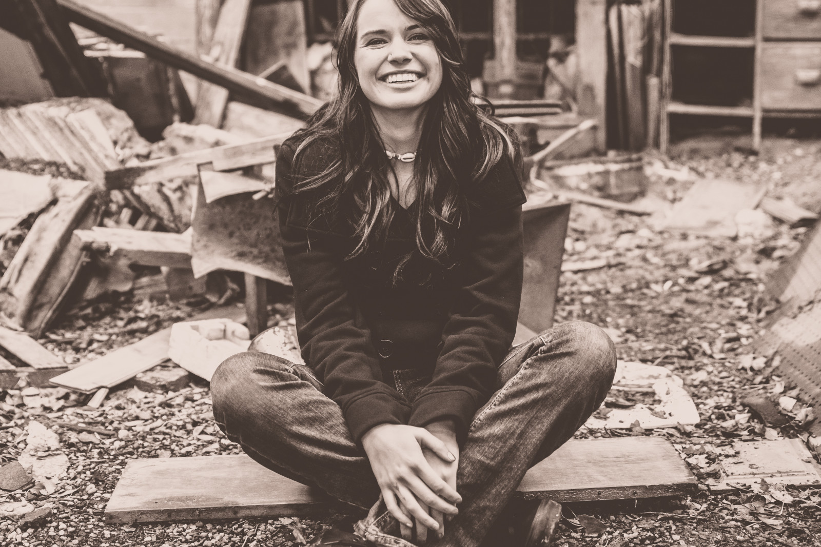Černá, černobílý, model, sedící, fotografování, usmívající se, móda, Osoba, Albuquerque, Černý a bílý, Krásná, roztomilý, krása, tělesné, usměj se, fotografie, nádherné oči, nádherný, naturallight, krásná žena, nikond800, D800, nádherná dívka, tamron2470, hezká holka, Přírodní krásy, Černý a bílý, monochromatické fotografování, lidských pozice, focení, Nové Mexiko, gorgeoushair, gorgeouswoman, albuquerquephotographer, dustinmcclure, dustinjmcclure, dustinmcclurephotography, albuquerquephotography, albuquerqueportrait, sedět, Natálie, Corrales, abandonedbuilding, tak roztomilé, indianstyle, creepybuilding, rundownbuilding, gorgeouswomen, crisscrossapplesauce, tamronsp2470mmf28divcusd, usdtamron