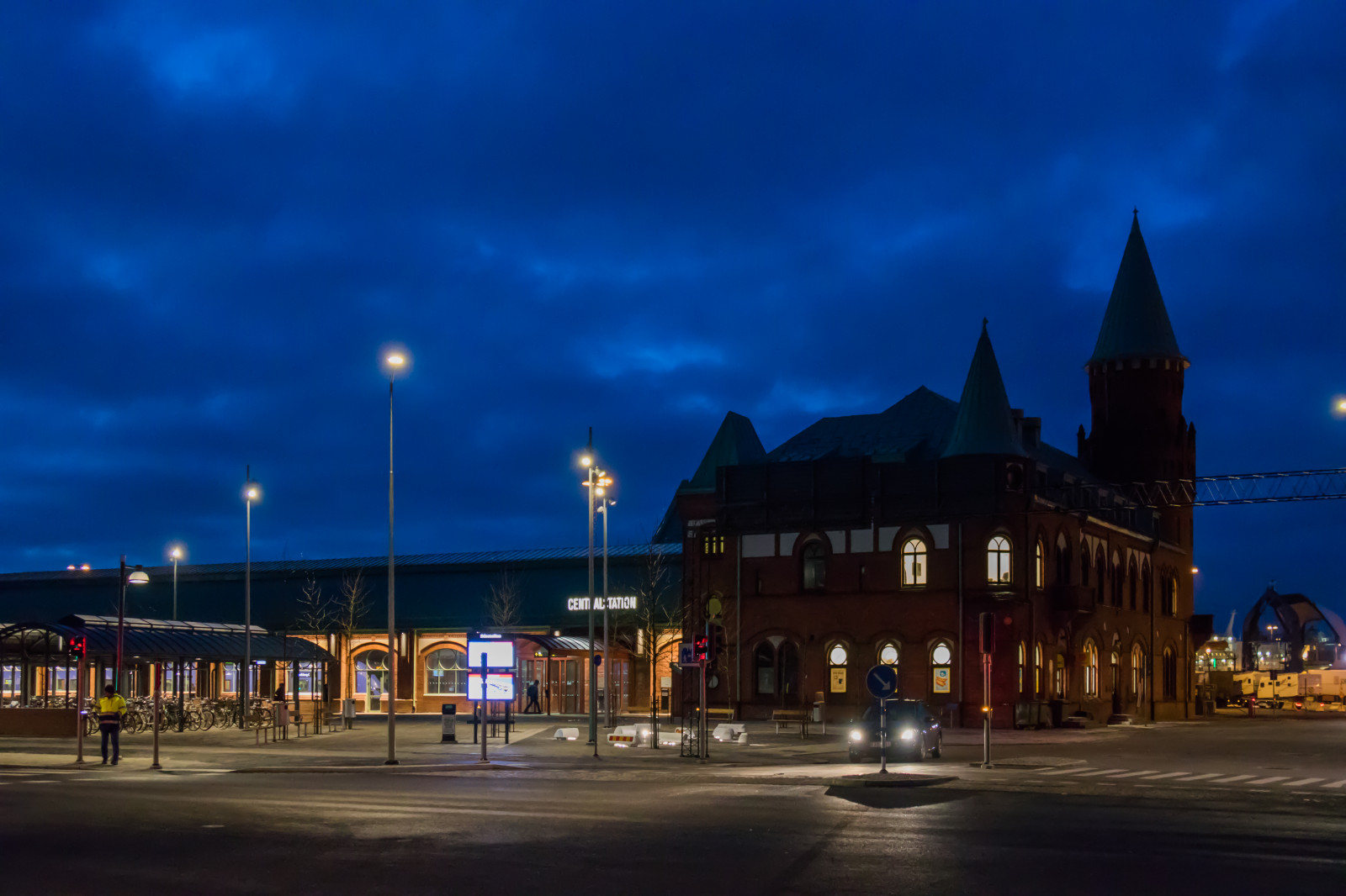 พระอาทิตย์ตก, เมือง, cityscape, กลางคืน, อาคาร, การสะท้อน, ท้องฟ้า, ตอนเย็น, เมือง, พลบค่ำ, เบา, Bluehour, สถานี, Byggnad, สถานีศูนย์กลาง, สถานีรถไฟ, Trelleborg, bl timmen, centralstationen, Trelleborgc, สถานที่สำคัญ, นิคมอุตสาหกรรมของมนุษย์