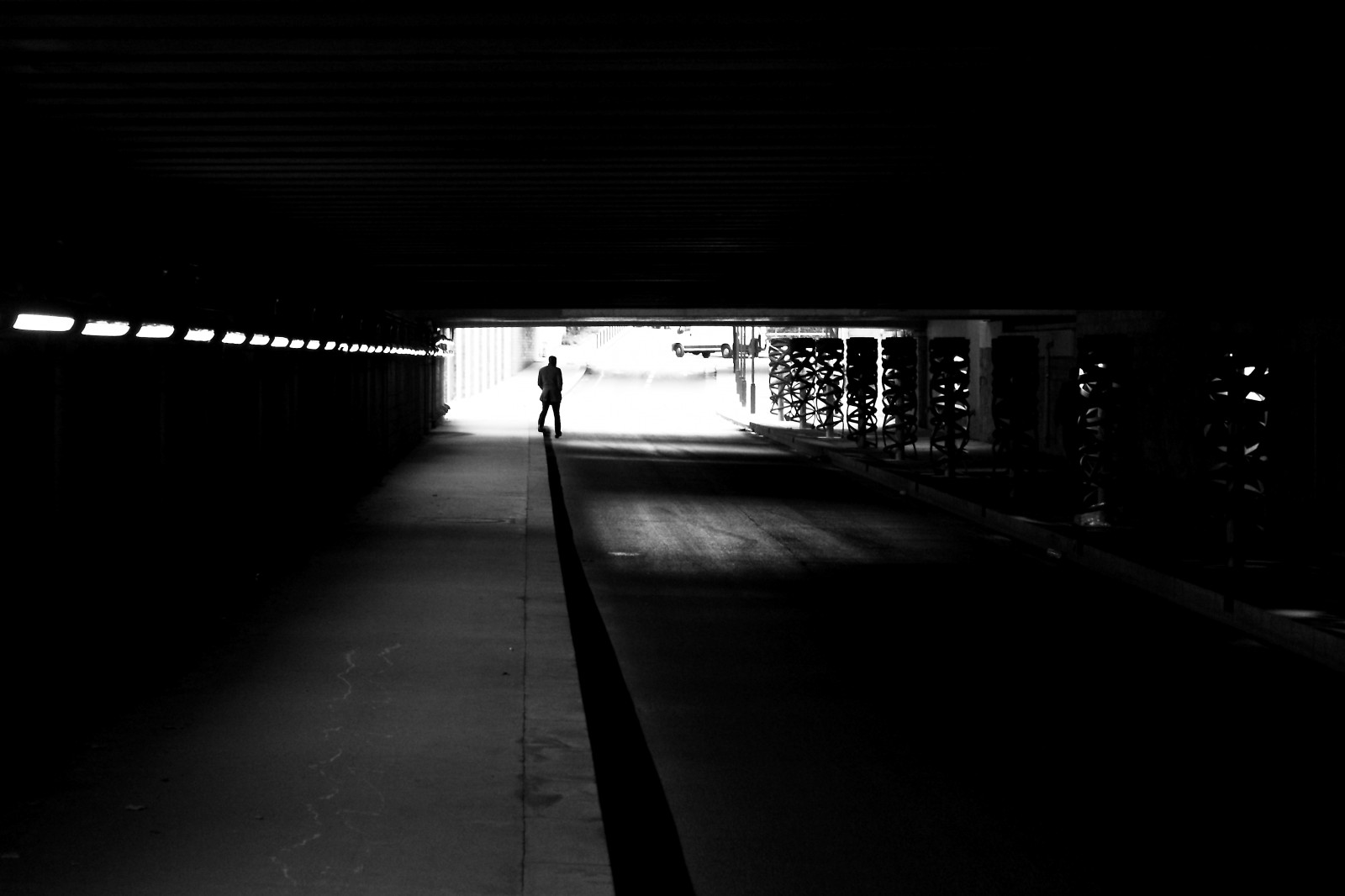 pouliční osvětlení, bílý, Černá, černobílý, noc, architektura, odraz, nebe, stín, fotografování, atmosféra, tunel, metro, půlnoc, infrastruktura, úhel, světlo, muž, osvětlení, Street View, čára, kanál, tma, noiretblanc, blackandwithe, photoderue, momentka, urbanarte, paris13, photopascalcolin, Černý a bílý, monochromatické fotografování, Film noir, denní osvětlení, fixed link