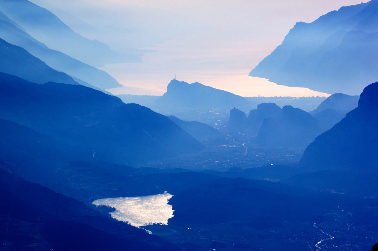 luce del sole, paesaggio, bianca, nero, Photoshop, mare, Italia, collina, lago, acqua, natura, 3D, rosso, riflessione, cielo, la neve, tigre, calma, verde, blu, mattina, nebbia, rilassamento, modello, orizzonte, atmosfera, fiordo, Linee, leopardo, Alpi, sfondo, paesaggio mount, lago del cratere, suono, toni, ciclo continuo, cresta, nube, nazionale, Mela, montagna, fiore, alba, geografico, Italia, rilassare, primavera, montagne, Mac, sfondo, bianco, nero, salvaschermo, Fiori, natura, inverno, giorno, bn, marzo, ripetizione, alpi, infinito, montanaro, infinito, alpes, garda, maggio, aprile, Foresta, lago, giugno, sfondo del computer, catena montuosa, geomorfologia glaciale, abbattere, Micheli, febbraio, margherita, luca, photograper, osx, Edera, Ripetizione, Rilassamento, Rilassarsi, Lucamicheli, Profondità