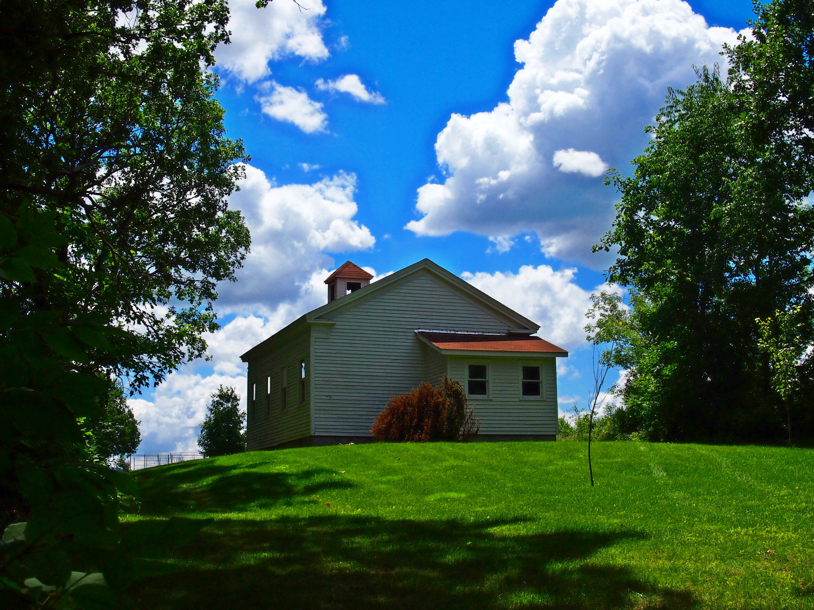 Sonnenlicht, Bäume, Landschaft, alt, Hügel, Natur, Gras, Himmel, Park, Schatten, Feld, Wolken, Haus, Grün, Historisch, Bauernhof, Schule, Orion, Sommer-, Scheune, Hütte, 2015, Michigan, POV, Hütte, Perspektive, Ländlichen, Immobilien, 2014, Land, Wolke, Baum, Blatt, Wiese, Garten, Pflanze, Spaß, Schuppen, Weide, blauer Himmel, Dach, Juli, Zuhause, Wiese, Abenteuer, Plantage, heiß, Mittlerer Westen, Fassade, Rasen, kann, Bauernhaus, Sooc, Schulhaus, ländliches Gebiet, Holzige Pflanze, Biome, 248, Eigentum, Grundeigentum, Grundstücke, Blockhaus, Rückansicht, Oaklandcounty, 1859, Abstellgleis, Olympuspm1, Oneroomschoolhouse, Howarth, Greatlakesstate, Scottsworld, Johnhowarth