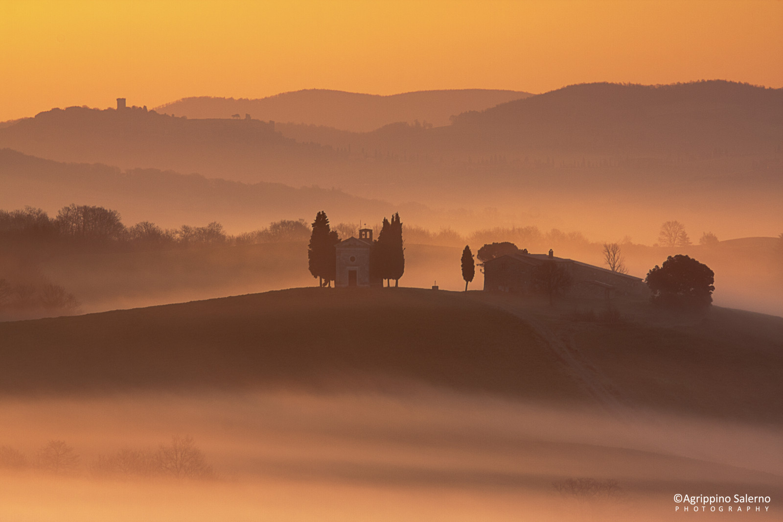 krajina, západ slunce, Itálie, kopec, svítání, kopce, večer, ráno, mlha, Kánon, poušť, horizont, soumrak, Toskánsko, mlhavý, opar, Sahara, plošina, cypřiš, země, mrak, mlha, svítání, zlatá hodina, venkov, prostý, statek, Valdorcia, přírodní prostředí, atmosférický jev, odlesk, savana, Liparské landform, agrippinosalerno, countryfarm, vitaletachapel