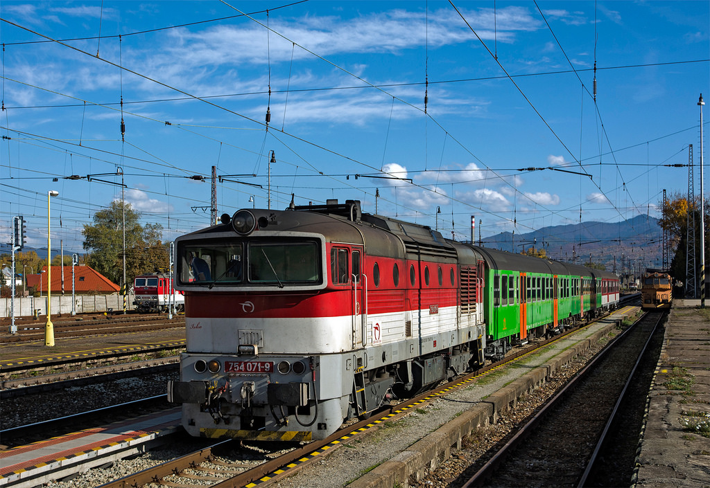 nebe, vozidlo, vlak, železnice, večer, vlakové nádraží, doprava, lokomotiva, elektřina, ilina, rychlá přeprava, strom, železnice, vlaky, dráha, nikond7100, bahn, slovensko, Metropolitní oblast, obytný prostor, druh dopravy, veřejná doprava, železniční doprava, kolejová vozidla, osobní automobil, železniční vůz, mau, elektrické napájení, Ferrovia, Treni, 754, ZSSK, CKD, elektrická lokomotiva, Slowakei, Slovakchia, T4784, Ivka