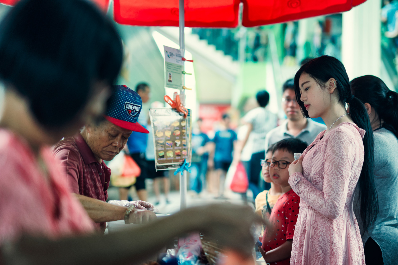 Nikon, D750, 50mm, 14, Sigma50mmf14art, 50mmf14, Menschen, Kinder, Frau, Mädchen, schön, Eis, Onkel, Nachmittag, Chinatown, Chinesisch, Singapur, Singaporeischen, offen, Straße, Kultur