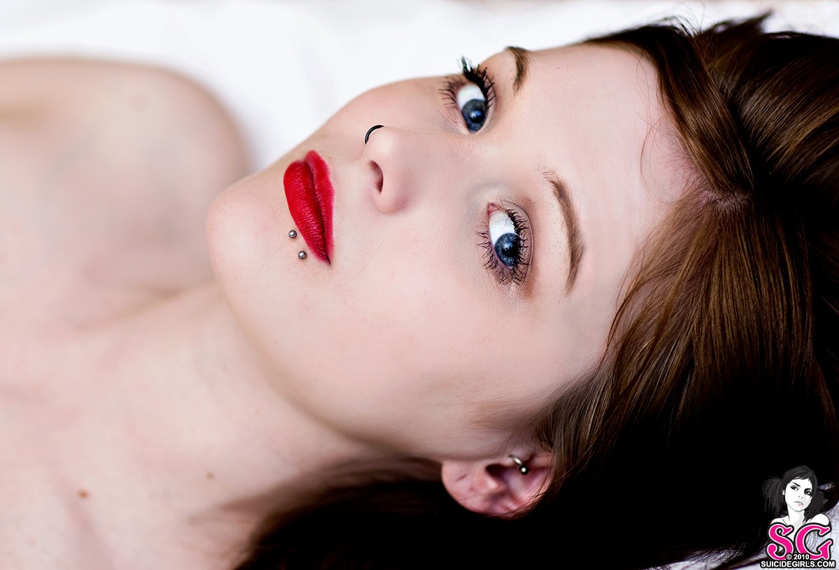 ansigt, Kvinder, model, portræt, blå øjne, brunette, rød, fotografering, sort hår, piercing, mund, næse, Suicide Girls, Person, hud, hoved, barn, pige, skønhed, øje, Følelse, læbe, sødme, portrætfotografering, Photo shoot, menneskelige legeme, organ, tæt på