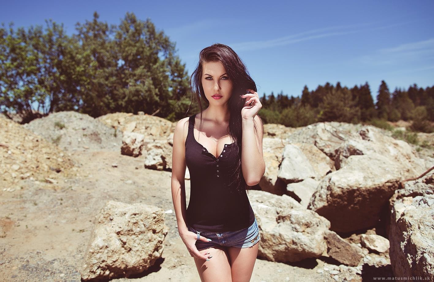 donne, modello, capelli lunghi, roccia, brunetta, fotografia, vestito, pantaloncini jeans, moda, primavera, Persona, Matus Michlik, vacanza, ragazza, bellezza, stagione, donna, signora, gamba, fotografia, Immagine, posizioni umani, fotografia di ritratto, servizio fotografico