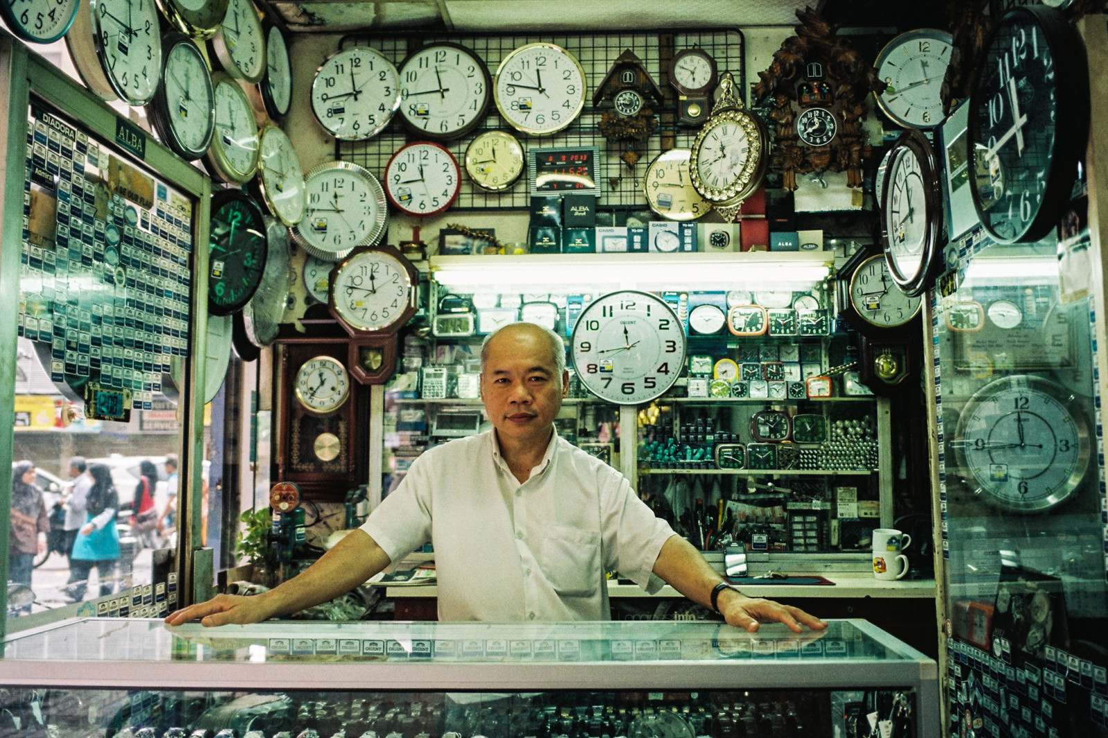 portrét, ulice, kancelář, technika, Malajsie, hodiny, pracoviště, film, streetportrait, Kuala Lumpur, tudorcolor, Fujifilmklassew, Tudorcolorxlx200