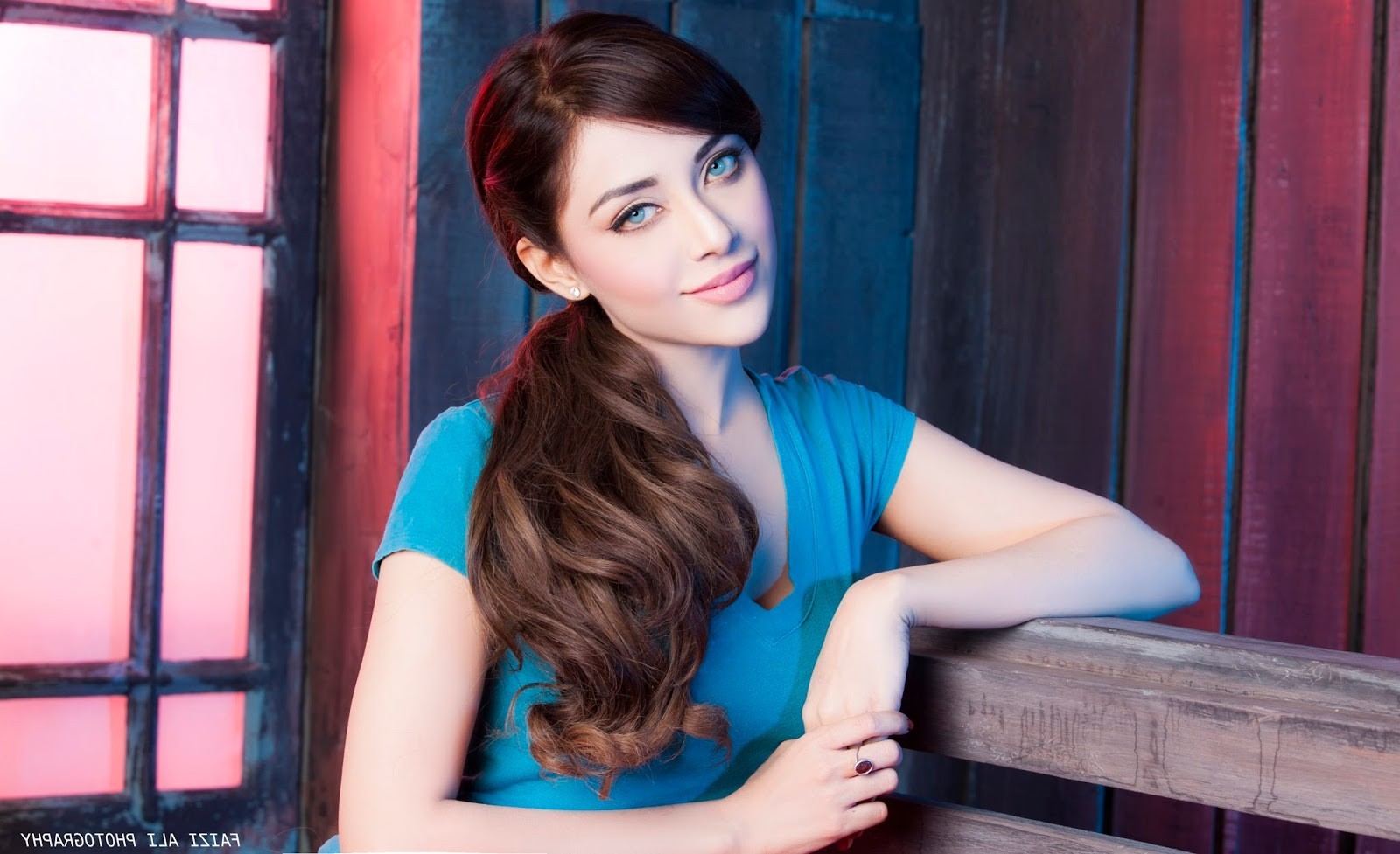 model, portræt, langt hår, rød, sidder, fotografering, kjole, blå, sort hår, mode, hår, Person, hud, tøj, Annie Krislinzki, farve, pige, skønhed, øje, kvinde, dame, ben, fotografi, øjebliksbillede, frisure, humane positioner, portrætfotografering, Photo shoot, brunt hår, 1600x977 px