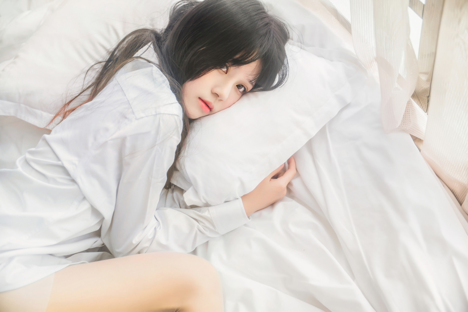 ผิวหนัง, ขนตา, ความสะดวกสบาย, แขนเสื้อ, ท่าทาง, มีความสุข, ผมสีดำ, เตียง, ผ้าปูที่นอน, เตียงนอน, หน้าท้อง, เหตุการณ์, ข้อศอก, ขามนุษย์, หมอน, ผ้าปูที่นอน, ต้นขา, ที่นอน, ขนสัตว์, ห้องนอน, เวลานอน, ห้องพัก, ลูกพีช, งีบหลับ, ผ้าห่ม, นอน, นั่ง, การถ่ายภาพบุคคล, ปาหมอน
