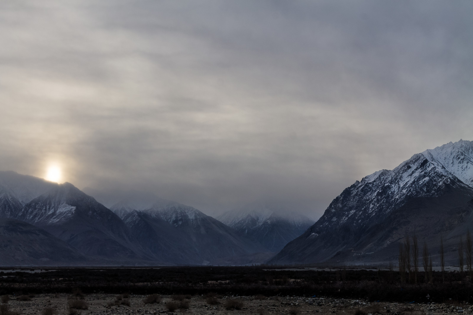sollys, landskab, Asien, bakke, natur, himmel, asiatisk, skygge, sne, vinter, skyer, Indien, solopgang, is, kold, morgen, tåge, Sol, Canon, dal, skumring, Alperne, topmøde, plateau, Kashmir, Ladakh, Bharat, 2017, Sky, Tamron, overskyet, rejse, bjerg, vejr, daggry, marts, skyet dag, travelphotography, 1100D, tamron18270, 18270mm, atmosfærisk fænomen, bjergrige landskabsformer, landskabsform, geografisk funktion, bjergkæde, march2017, canon1100d, leh, Southasia, nubravalley, tamron18270mm, canon1100, Bangladesh