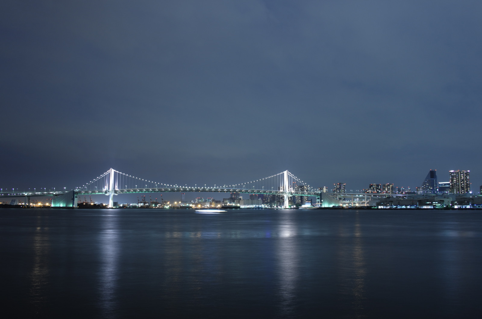 Japonsko, město, panoráma města, noc, architektura, odraz, panoráma, mrakodrap, večer, most, horizont, soumrak, Leica, Tokio, jp, osvětlené, osvětlení, T, mezník, duhový most, tokyobay, Harumi, harumiferryterminal, leicat, summicront235, Summicron, t235, atmosférický jev, Atmosféra Země, lidské osídlení, kabel vydržel most