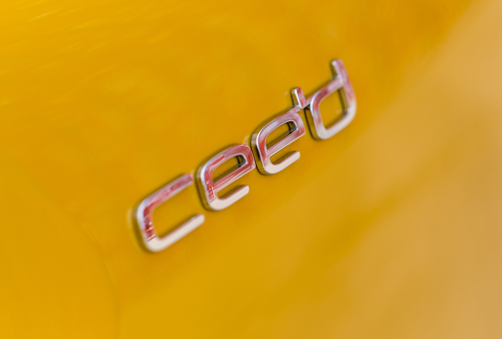 Fahrzeug, Logo, Gelb, Marke, Kia, Netcarshow, Netcar, Auto Bilder, Auto Foto, 2016, Prozeß GT, Symbol, Emblem, Nummer, Automotive außen, Schriftart, Fahrzeugkennzeichen