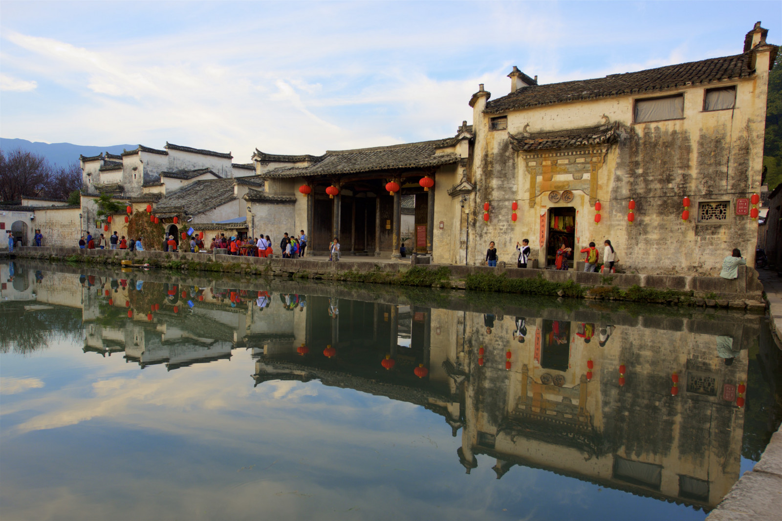 Nikon, nikond810, D810, NIKKOR, Nikkor2470mm, 2470mm, krajina, Asie, odrazy, Červené, odraz, modrý, modrá obloha, bílý, mraky, barvitý, Čína, voda, rybník, lidé, čáry, čára, architektura, starověký, starý