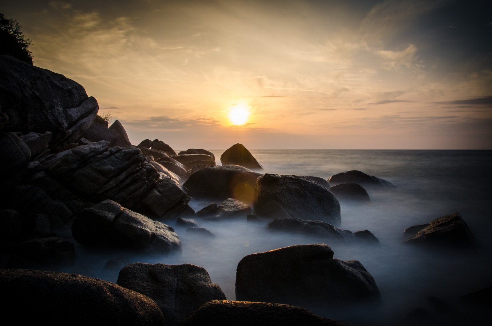 sinar matahari, pemandangan, matahari terbenam, laut, air, batu, alam, pantai, refleksi, fotografi, matahari terbit, malam, pagi, pantai, horison, senja, awan, Fajar, lautan, gelombang, kegelapan, fenomena atmosfer, badan air, ombak