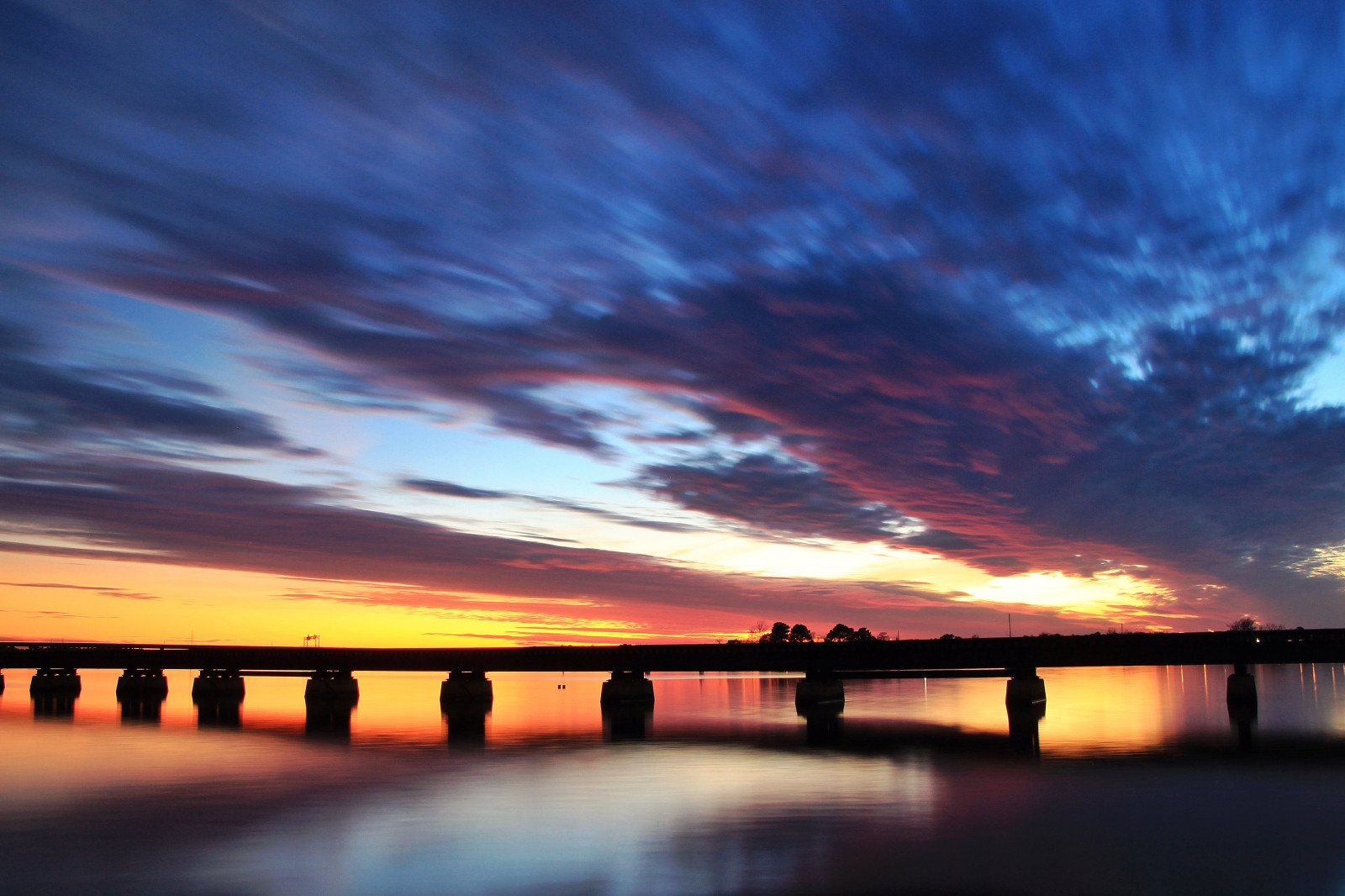bianca, tramonto, mare, acqua, riflessione, cielo, nuvole, treno, Alba, blu, sera, mattina, costa, ponte, arancia, orizzonte, atmosfera, crepuscolo, trasporto, longexposure, nube, Ferrovia, nuvoloso, colori, alba, attraversamento, Movimento, movimento, sfocatura, Carolina del Nord, ultimi bagliori, cielo rosso al mattino, tramonto, corpo d'acqua, Newbern, railroadbridge, trainbridge