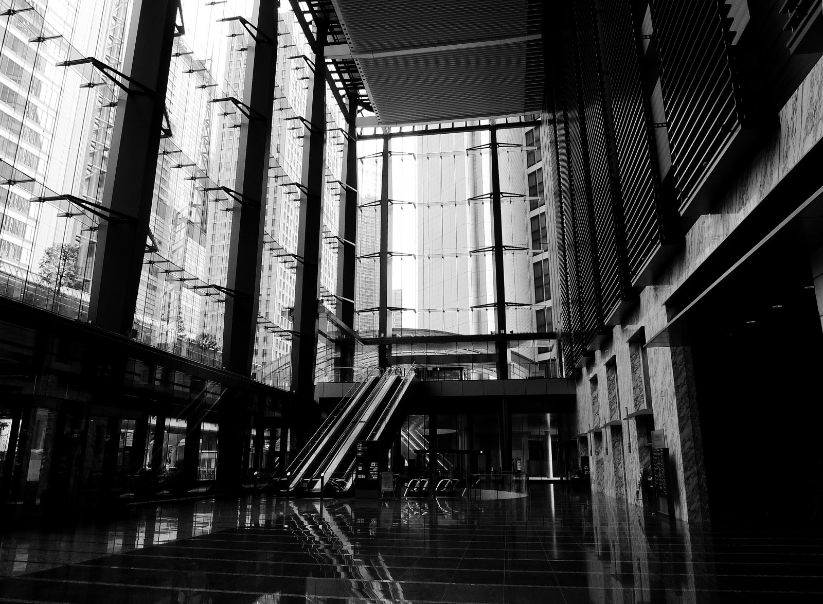 bílý, Černá, černobílý, město, ulice, panoráma města, architektura, silnice, fotografování, symetrie, mrakodrap, geometrie, život, metropole, infrastruktura, úhel, světlo, tělesné, tvar, čára, tma, urban area, Černý a bílý, monochromatické fotografování