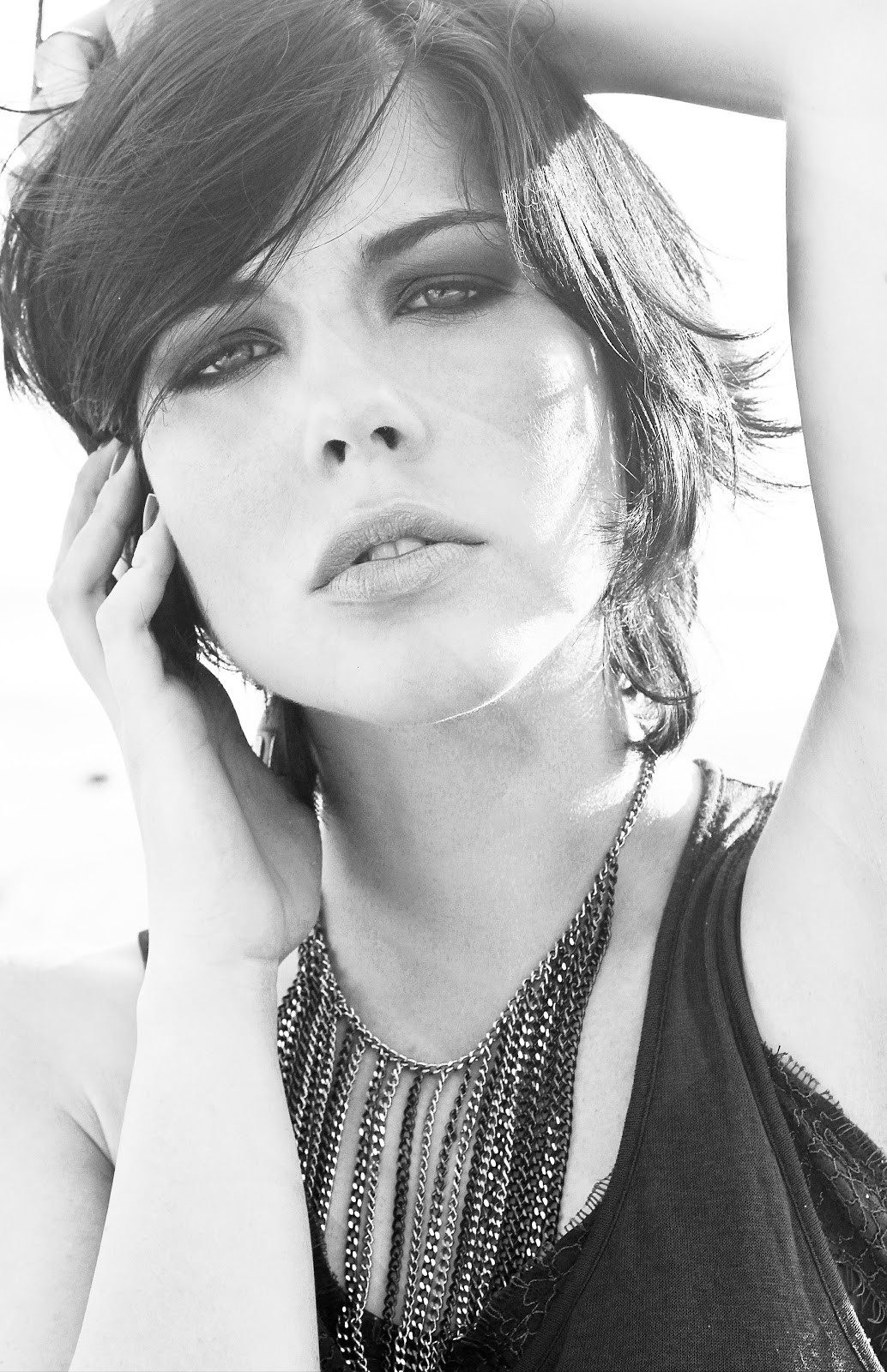 tvář, bílý, Černá, černobílý, model, portrét, modré oči, krátké vlasy, fotografování, herečka, móda, vlasy, Osoba, hlava, Bia Arantes, krása, oko, žena, dáma, fotografie, účes, Černý a bílý, monochromatické fotografování, portrétní fotografie, focení