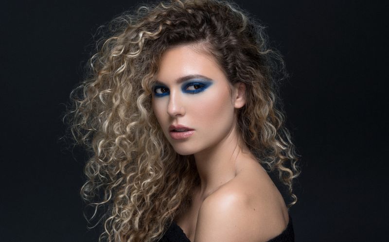 kudrnaté vlasy, dlouhé vlasy, makeup, tvář, portrét, jednoduché pozadí