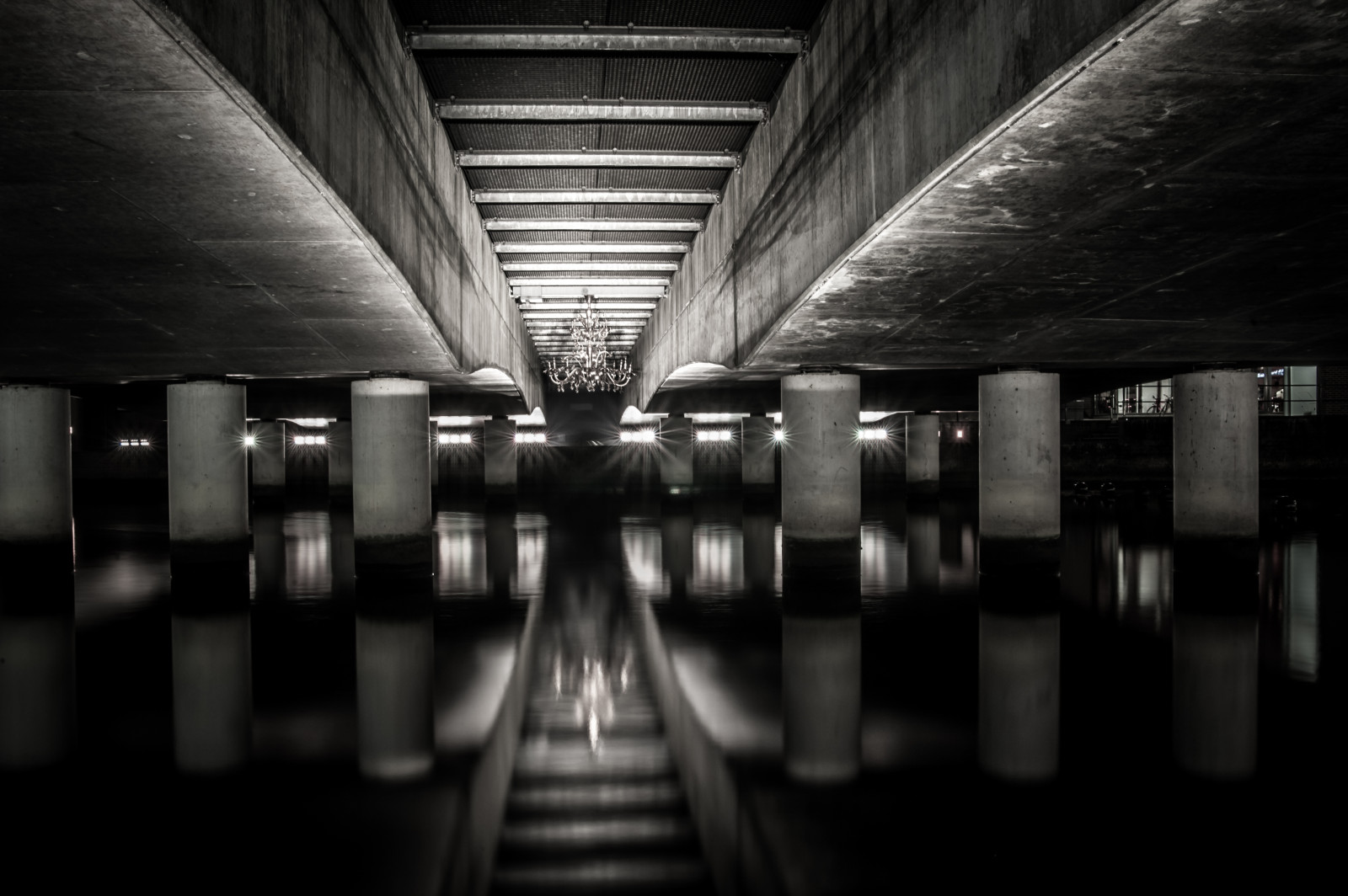 Černá, černobílý, město, noc, architektura, voda, městský, odraz, zima, symetrie, vzor, Nizozemí, Nikon, čáry, schody, 2015, Lightroom, Holandsko, LE, světlo, longexposure, nightphotography, tvar, tma, křivky, D700, Černý a bílý, monochromatické fotografování, Film noir, Amersfoort