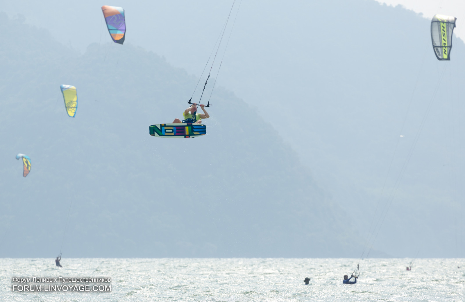 sportovní, lidé, bílý, Černá, loď, sport, moře, voda, vozidlo, Hračka, Thajsko, papírový drak, Létat, plachtění, Let, kitesurfing, Černý a bílý, venkovní, Černá bílá, oceán, kiteboarding, skok, phuket, phuketphotographernet, forumlinvoyagecom, httpforumlinvoyagecom, extrémní sport, vodní sport, individuální sporty, parasailing, povrchové vodní sporty, Windsports, kite sporty, tažených vodní sporty