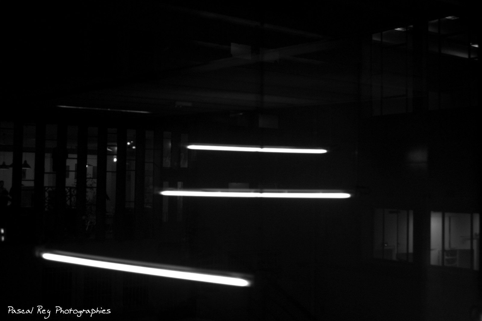 bílý, Černá, černobílý, noc, architektura, abstraktní, prostor, odraz, fotografování, symetrie, Linux, atmosféra, Francie, ubuntu, půlnoc, úhel, světlo, Černá bílá, osvětlení, čára, tma, Bron, fotky, noiretblanc, Photographie, schwarzundweiss, blancoynegro, noirblanc, temná místnost, abstrakce, počítač tapeta, Černý a bílý, monochromatické fotografování, Film noir, denní osvětlení, svítidlo, zátiší fotografování, jev, Digikam, digikamusers, opensource, svobodný software, photographiecontemporaine, pascalreyphotographies, abstraite, fra, jackjack, Abstractionphotographiecontemporaine, Whitelightwhiteheat, Thevelvetunderground