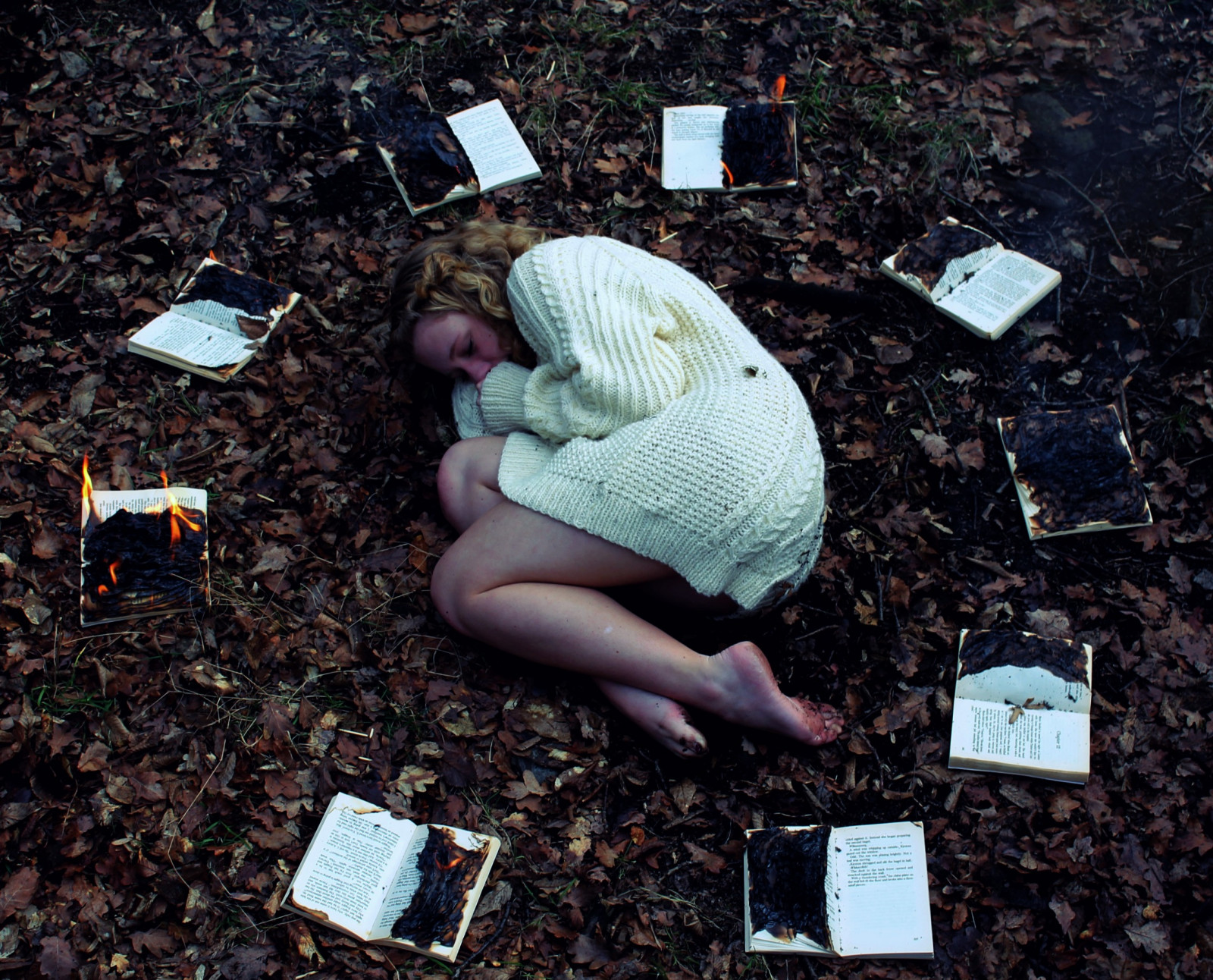 listy, temný, text, knihy, oheň, Nohy, Kánon, svetr, sama, smutný, kůže, hořící, přízemní, hořet, stránky, skokan, strom, osamělý, rostlina, dívka, rezervovat, plamen, teenager, slova, canoneos1100d, abbileake, OnFire