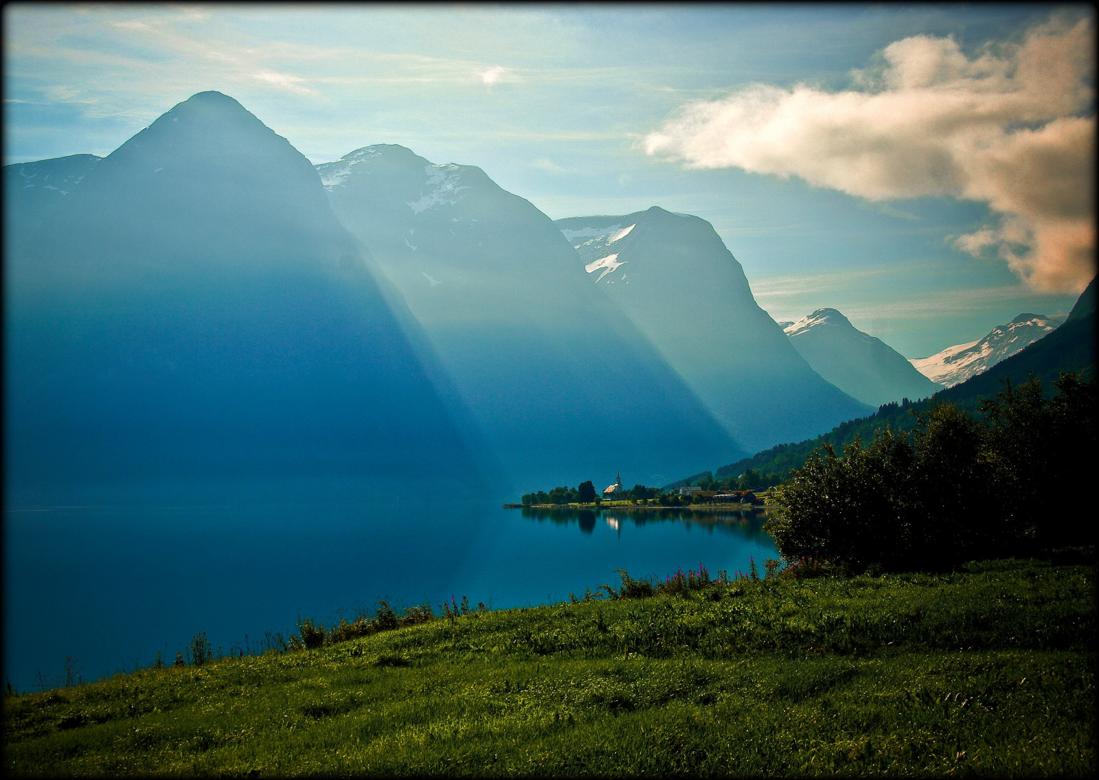 slunečnímu záření, krajina, kopec, jezero, Příroda, odraz, tráva, nebe, uklidnit, Norsko, ráno, mlha, útes, kouzlo, horizont, atmosféra, národní park, fjord, divočina, banka, mount scenérie, crater Lake, zvuk, Lake District, hřbet, UMĚNÍ, Terén, mrak, strom, hora, svítání, saariysqualitypictures, nádrž, magický, platinumheartaward, theunforgettablepictures, Bravo, během dne, platinumphoto, goldstaraward, colorphotoaward, Oberberg, vanagram, vysočina, ceative, platinumheartawards, jezero, počítač tapeta, pohoří, stanice hill, ledová landform, klesl, jev, Stryn, NPP