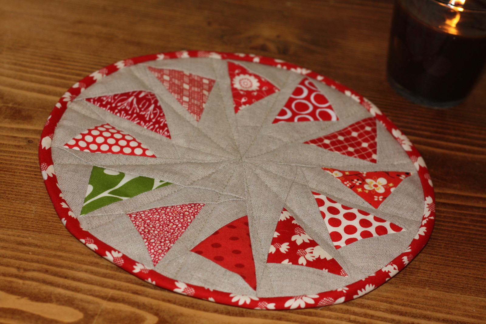 สีแดง, สีเขียว, สามเหลี่ยม, คริสต์มาส, วันหยุด, ห่าน, ผ้า, งานฝีมือ, รอบ, วัสดุ, สิ่งทอ, การเย็บผ้า, เย็บปะติดปะต่อ, quilting, การเย็บปักถักร้อย, flyinggeese, mugrug, circleofgeese, ผ้าปูที่นอน