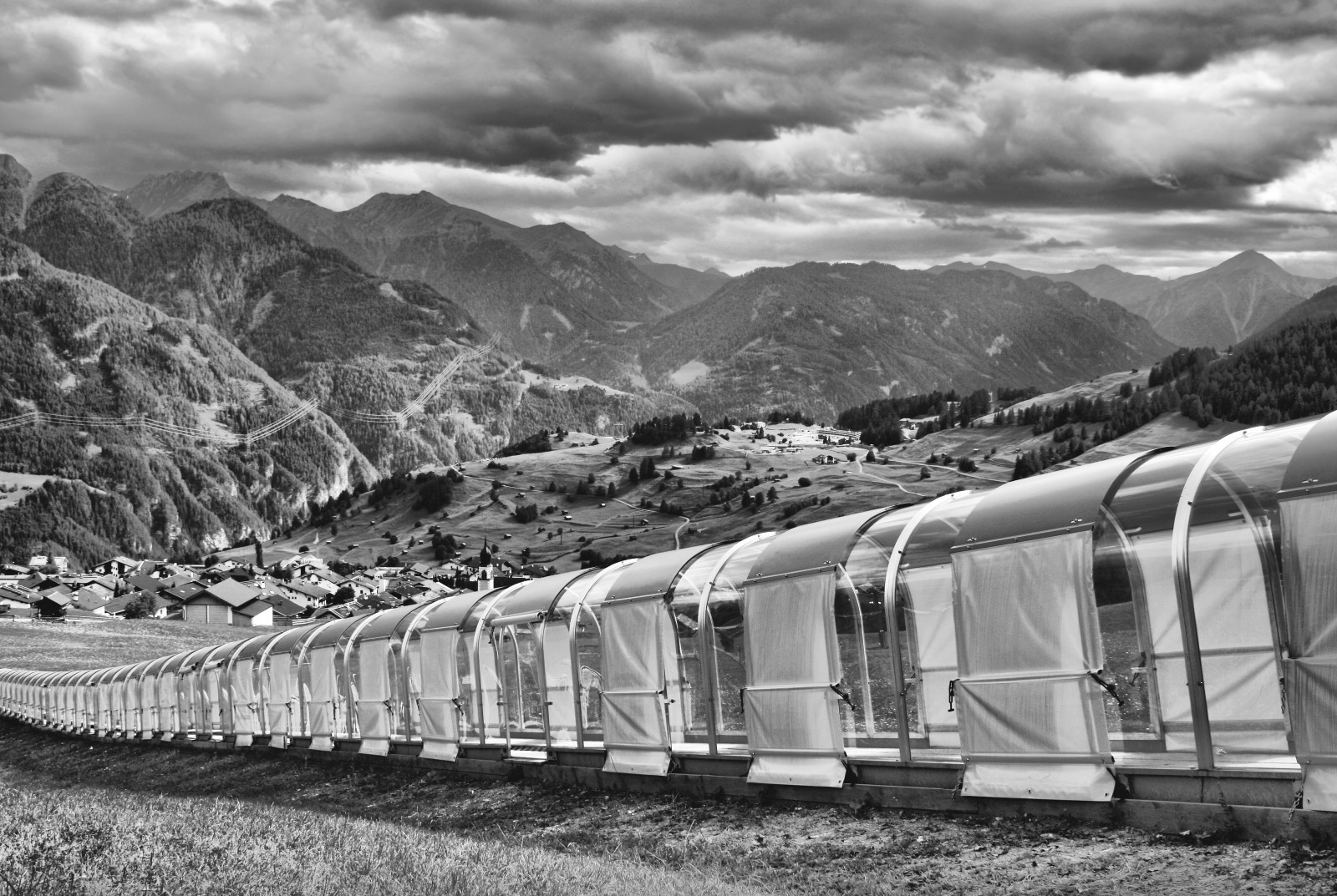 spoor, zwart en wit, vervoer-, zwart-wit fotografie, hemel, berg-, boom, fotografie, monochroom, hoogland, wolk, bergketen, vervoer per spoor, landschap, rollend materiaal, trein, spoorweg auto, voertuig, fabriek, heuvel