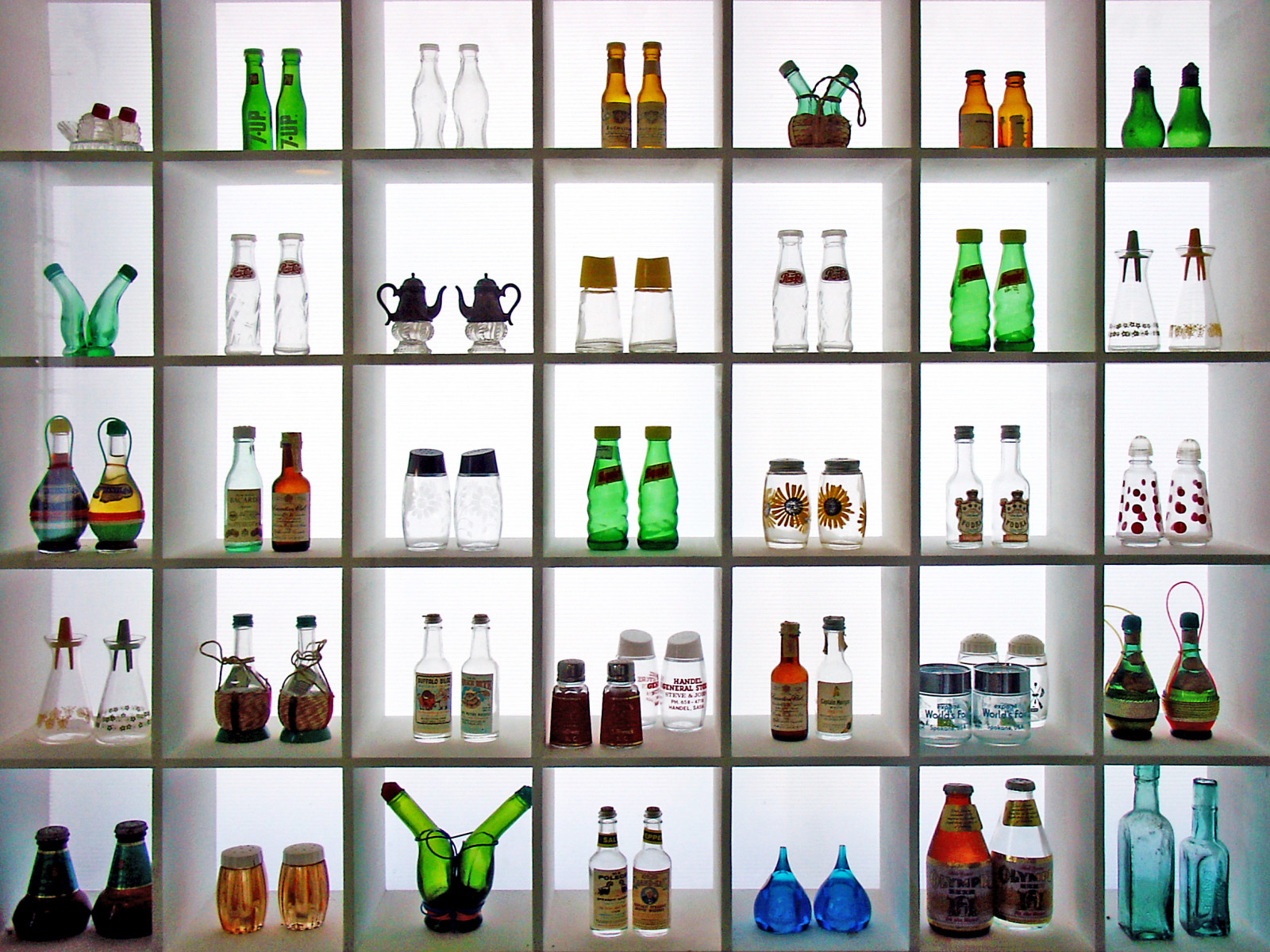 Japan, parkere, kamera, Sony, hylde, museum, forår, skud, 2005, KUNST, scene, Foto, flaske, fotografi, carlzeiss, digital, billede, møbel, snap, øjebliksbillede, kan, destilleret drik, glas flaske, produkt, variosonnar, bordservice, reoler, reol, shiga, shaker, Mavica, Takashima, mvccd500, shigaprefecture, roadsidestation, shinasahiwindmillvillage