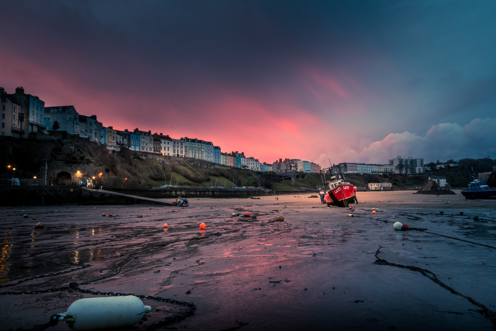 slunečnímu záření, krajina, západ slunce, moře, město, panoráma města, noc, architektura, voda, pobřeží, odraz, nebe, zima, mraky, pláž, svítání, večer, ráno, pobřeží, řeka, horizont, město, atmosféra, soumrak, Spojené království, Wales, UMĚNÍ, mrak, záře, svítání, oceán, budovy, vlna, barva, přímořská krajina, přístav, slapy, jezero, vodní, tělo z vody, geologický fenomén, meteorologický jev, Pembrokeshire, jev