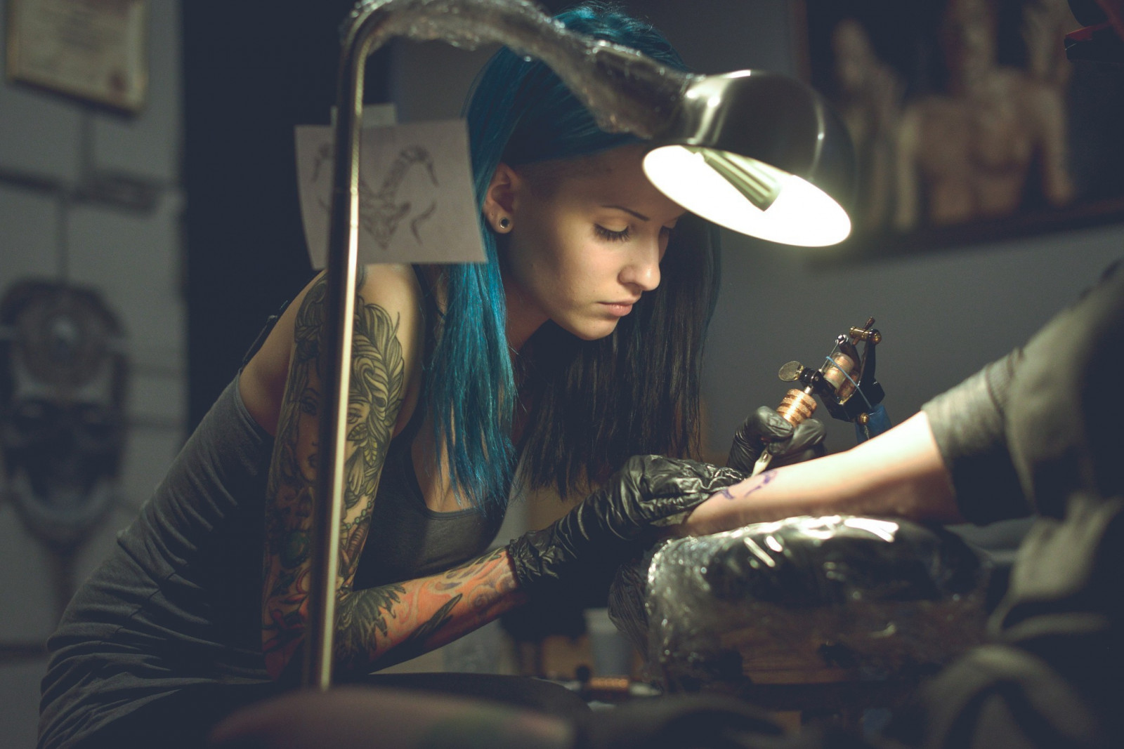 kvinner, portrett, blått hår, tatovering, mote, Person, sang, farge, skjønnhet, dame, tatoveringer, mørke, 2048x1367 px
