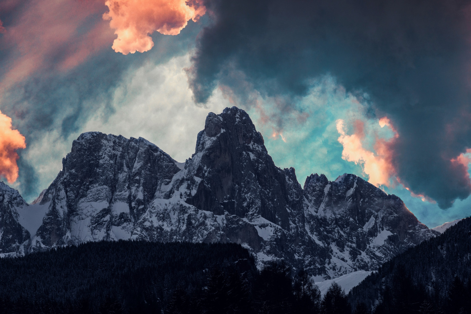 Montagnes, des nuages, des arbres, neige