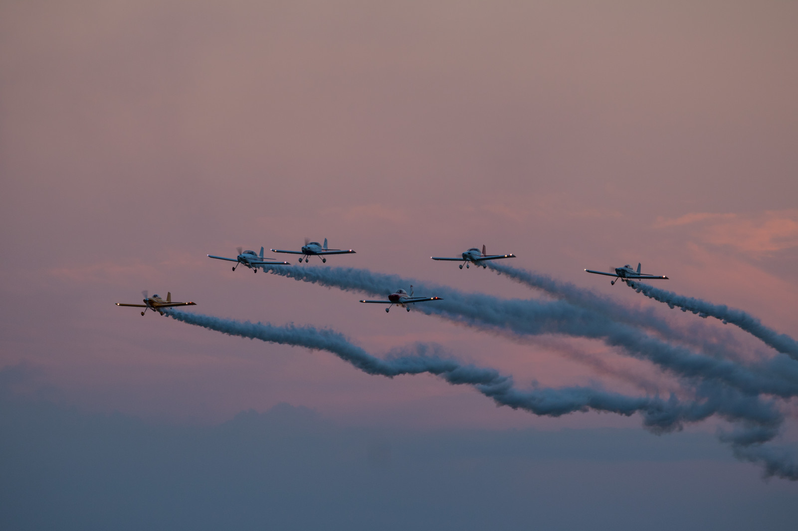odraz, nebe, vozidlo, letoun, letadlo, atmosféra, plán, Dánsko, letectvo, Soumrak, Roskilde, Let, mrak, skymning, Danmark, flygplan, letadlo, Airshow, letectví, exif modelu canoneos760d, geocountry, Kamera aby kánon, geocity, Model fotoaparátu canoneos760d, geostate, geolocation, exif aby kánon, exif isospeed 200, EXIF otvor 50, EXIF ef70300mmf456lisusm čočka, exif focallength 207mm, flyg, roskildeairshow, roskildeflygplats, flyguppvisning, rvator, danmark6xrvere, hjemmebyggedeflyiformationsflyvning, křídlo, atmosférický jev, Atmosféra Země