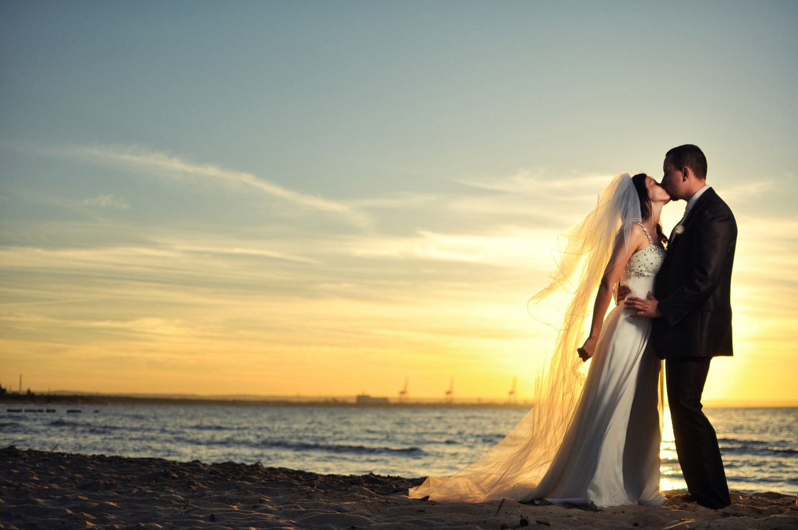 západ slunce, moře, pláž, šaty, stojící, líbání, romantika, Krásná, zlatý, hodina, muž, svatba, nevěsta, polibek, fotografie, ženich, mužský, d90, závoj, zasedání, obřad, 3518, Weddin
