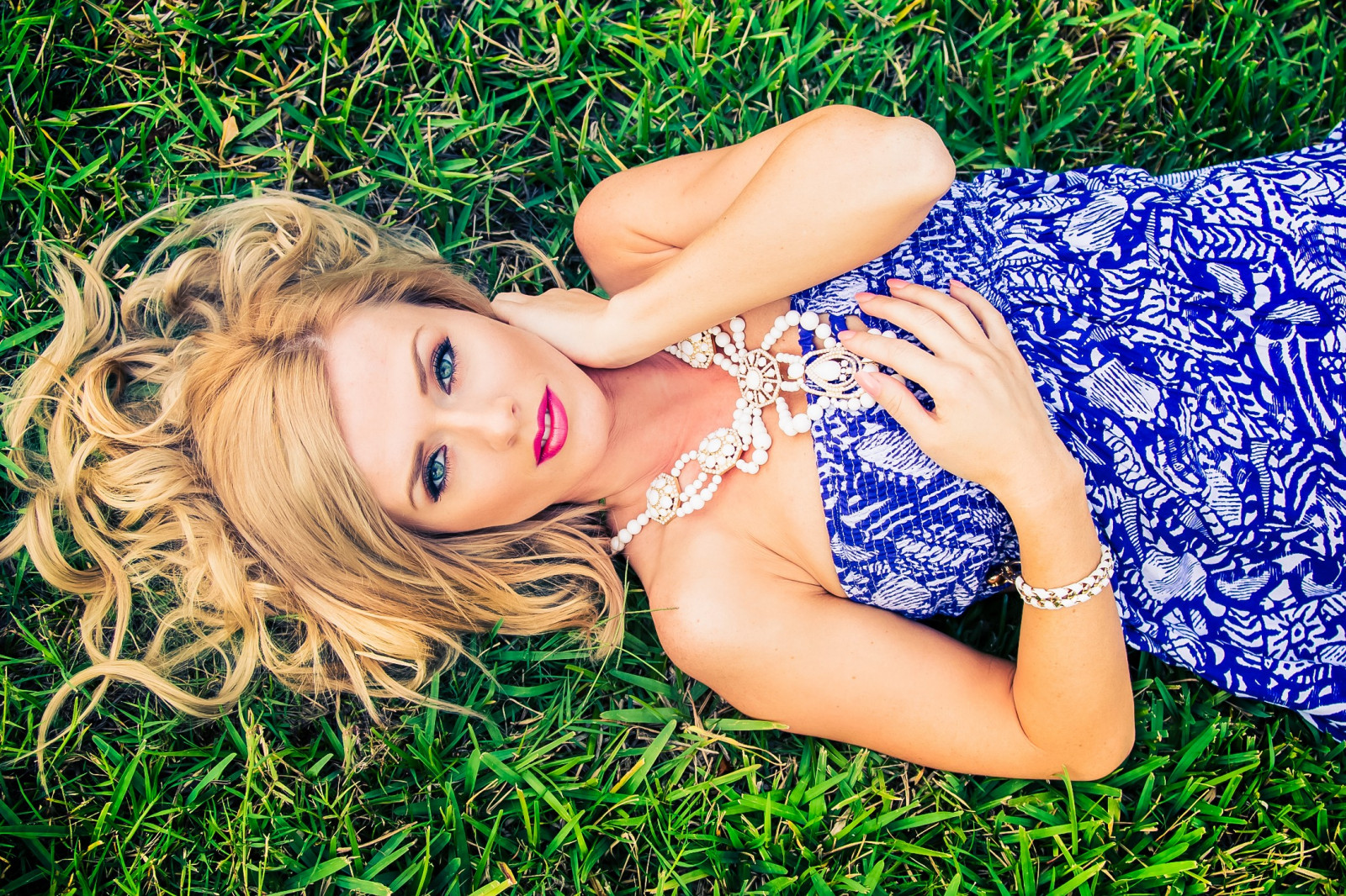 ženy, model, blondýnka, dlouhé vlasy, tráva, fotografování, náhrdelník, vleže, vlasy, Osoba, plavky, oblečení, Aida Ridic, květ, dívka, krása, ruka, prst, noha, blond, účes, trávník, lidských pozice, focení, umění model, Lidské tělo, interakce