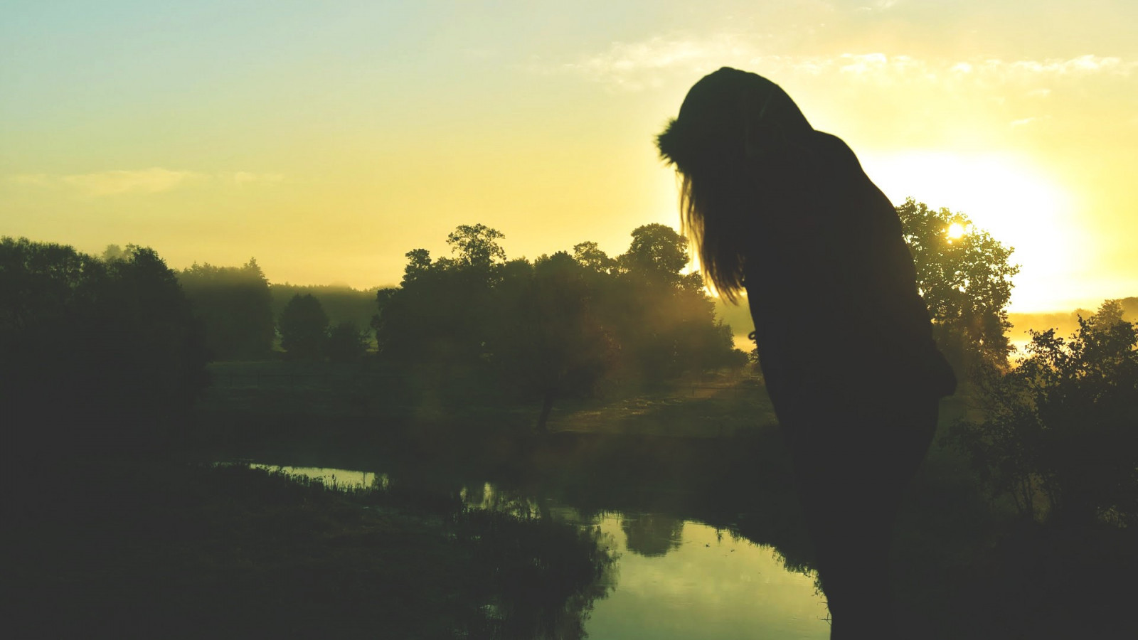 slunečnímu záření, krajina, ženy venku, ženy, model, západ slunce, kopec, Příroda, odraz, tráva, nebe, silueta, svítání, večer, ráno, mlha, řeka, slunce, soumrak, světlo, mrak, strom, svítání, atmosférický jev, Atmosféra Země