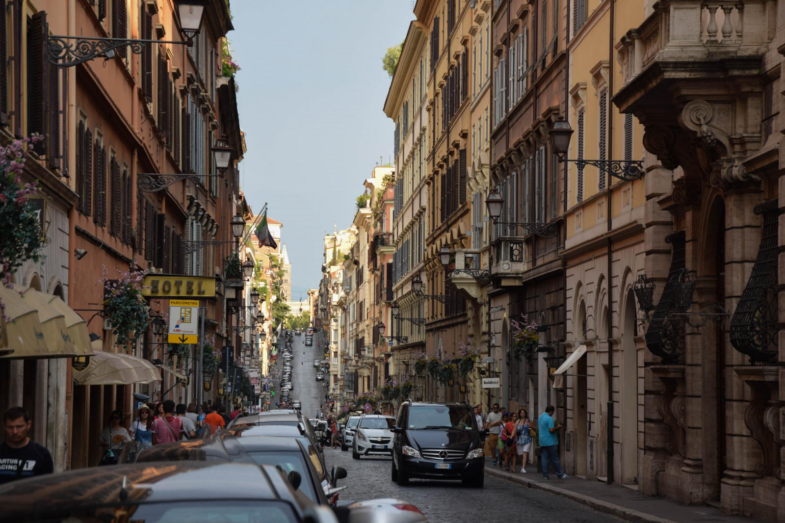 città, strada, paesaggio urbano, Italia, architettura, antico, strada, cittadina, estate, Europa, Roma, infrastruttura, centro, viaggio, vicolo, rom, città antica, roma, vista stradale, viasistina, facciata, corsia, area urbana, corso d'acqua, insediamento umano, Quartiere, struttura nonbuilding