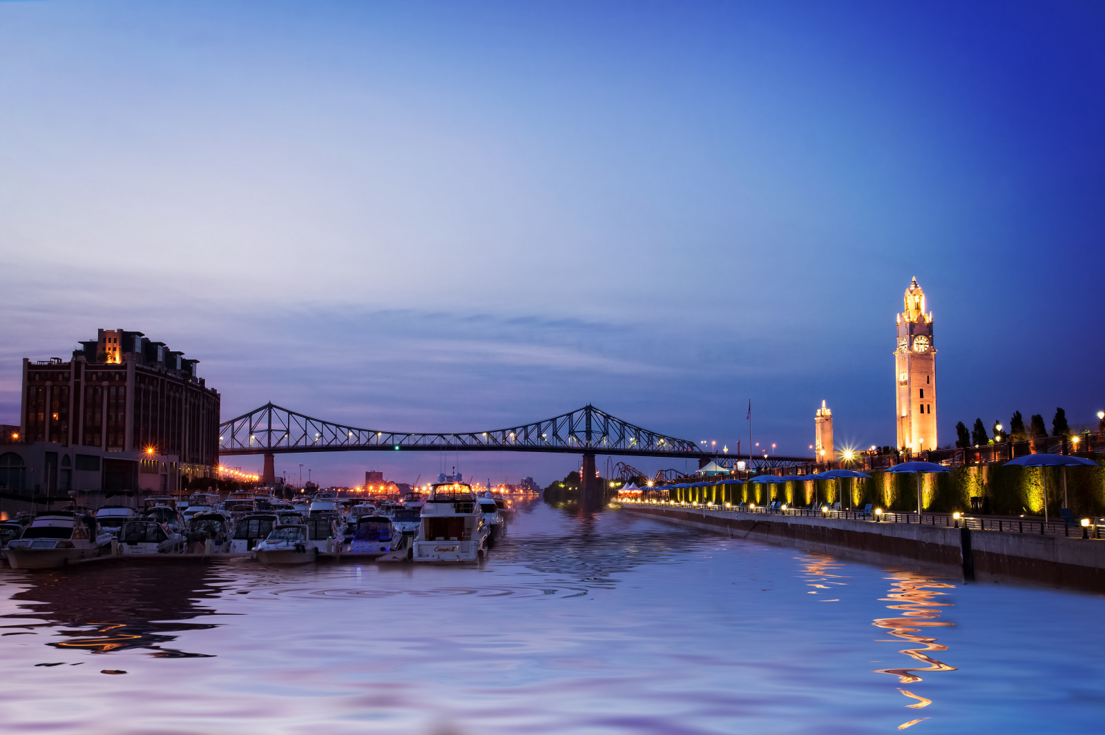 mezník, most, odraz, panoráma města, nebe, Metropolitní oblast, vodní, město, soumrak, panoráma, voda, večer, řeka, noc, během dne, turistická atrakce, metropole, věž, fixed link, svítání, západ slunce, horizont, moře, mrakodrap, centrum, Cestovní ruch