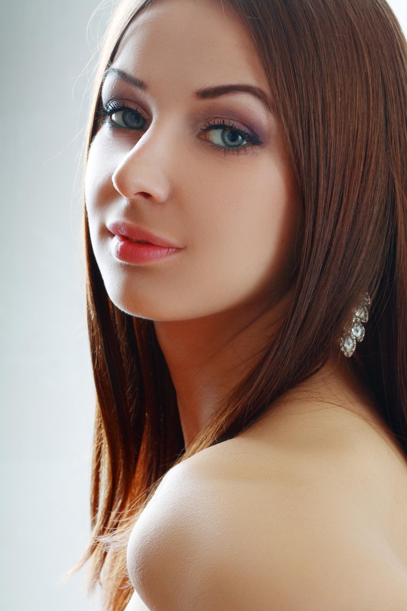 tvář, ženy, model, portrét, dlouhé vlasy, brýle, fotografování, zpěvák, černé vlasy, móda, vlasy, nos, Osoba, kůže, hlava, supermodelka, dívka, krása, oko, žena, dáma, ret, blond, účes, portrétní fotografie, focení, hnědé vlasy, umění model, člověk barva vlasů, barvení vlasů, obočí, vision care, orgán, zblízka, 1365x2048 px