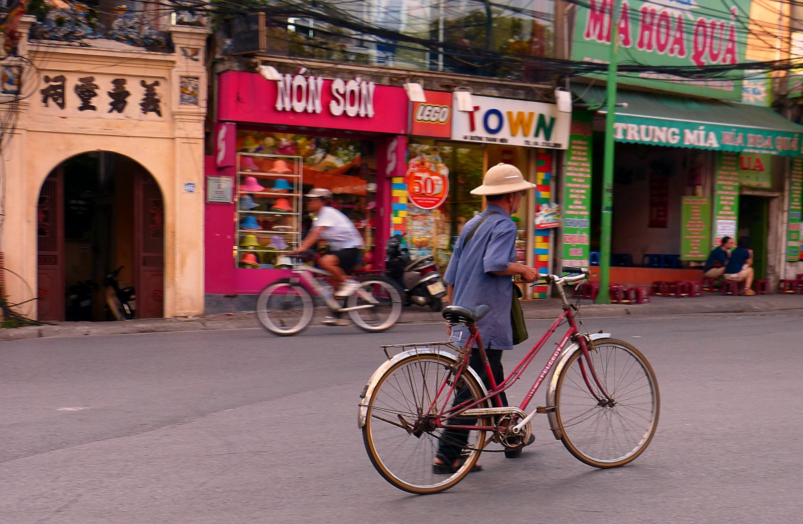 ulice, jízdní kolo, vozidlo, silnice, helma, Vietnam, cyklistika, peugeot, Hanoi, pěší, rekreace, pruh, vozík, sportovní vybavení, pozemní vozidla, silniční kolo, druh dopravy, hybrid kolo, rikša